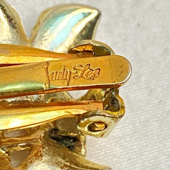 Judy Lee Stud Earrings Frosted Gold Tone Three Leaf Design Clip Ons - Picture 8 of 9